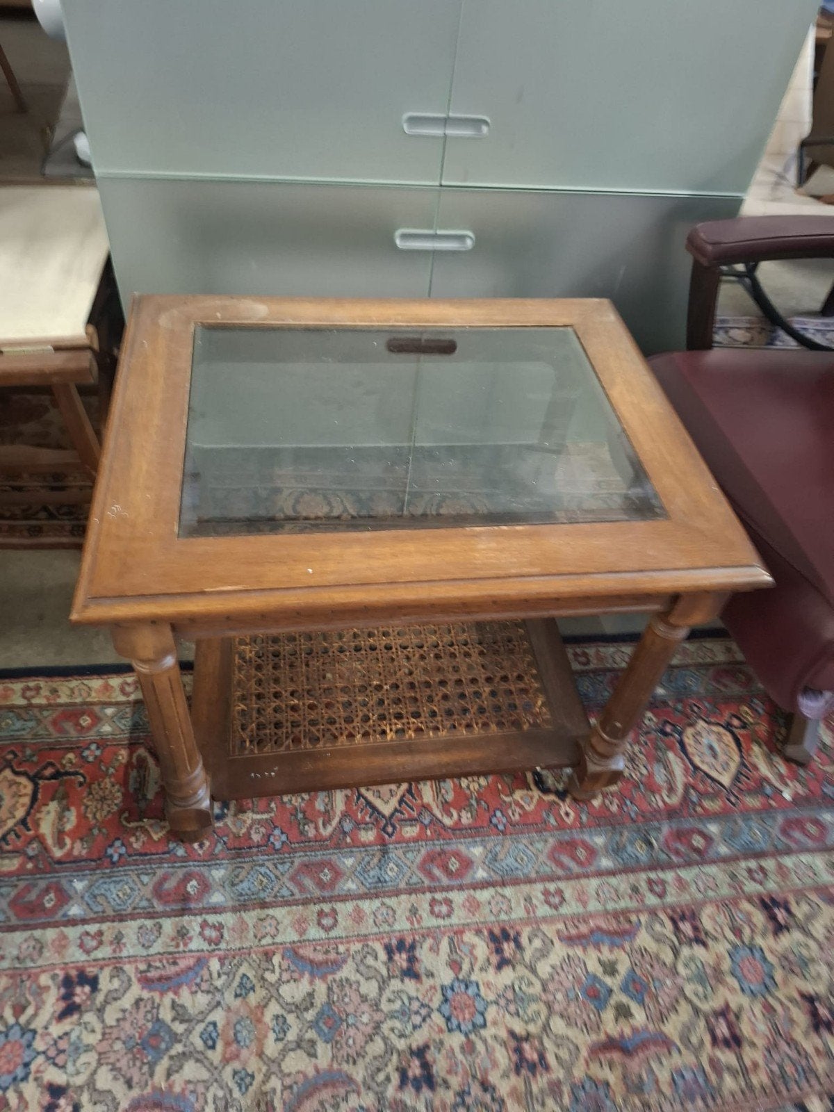 Antieke salontafel met glasplaat en rotan onderblad, Antiek en Kunst, Ophalen of Verzenden