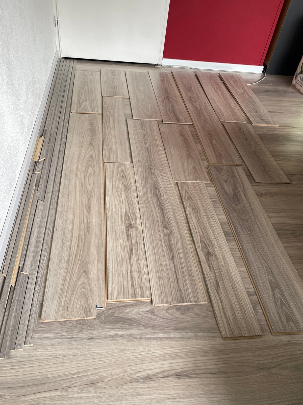 Lichtgrijze/eiken kliklaminaat & plakplinten rest GRATIS, Minder dan 10 cm, Ophalen of Verzenden, Zo goed als nieuw, Minder dan 5 m²
