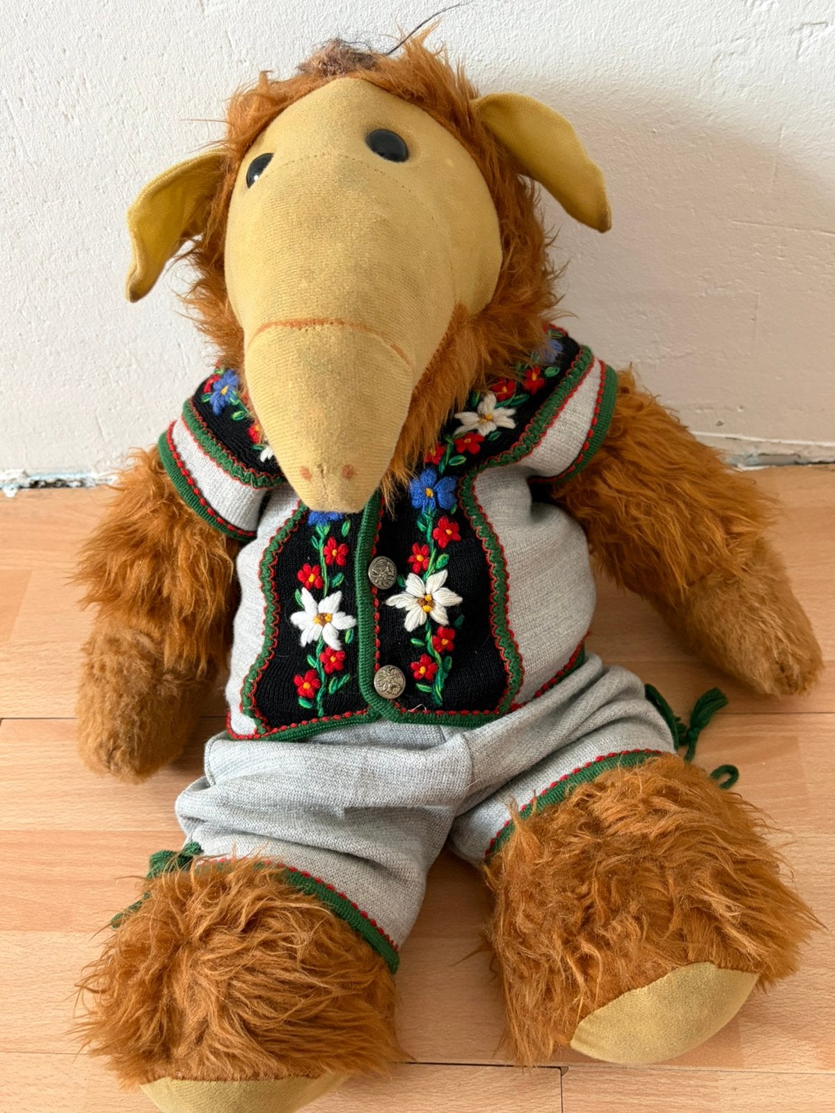 Vintge knuffel Alf met Tiroler kleding. 50 cm, Gebruikt, Overige merken, Overige karakters, Overige typen