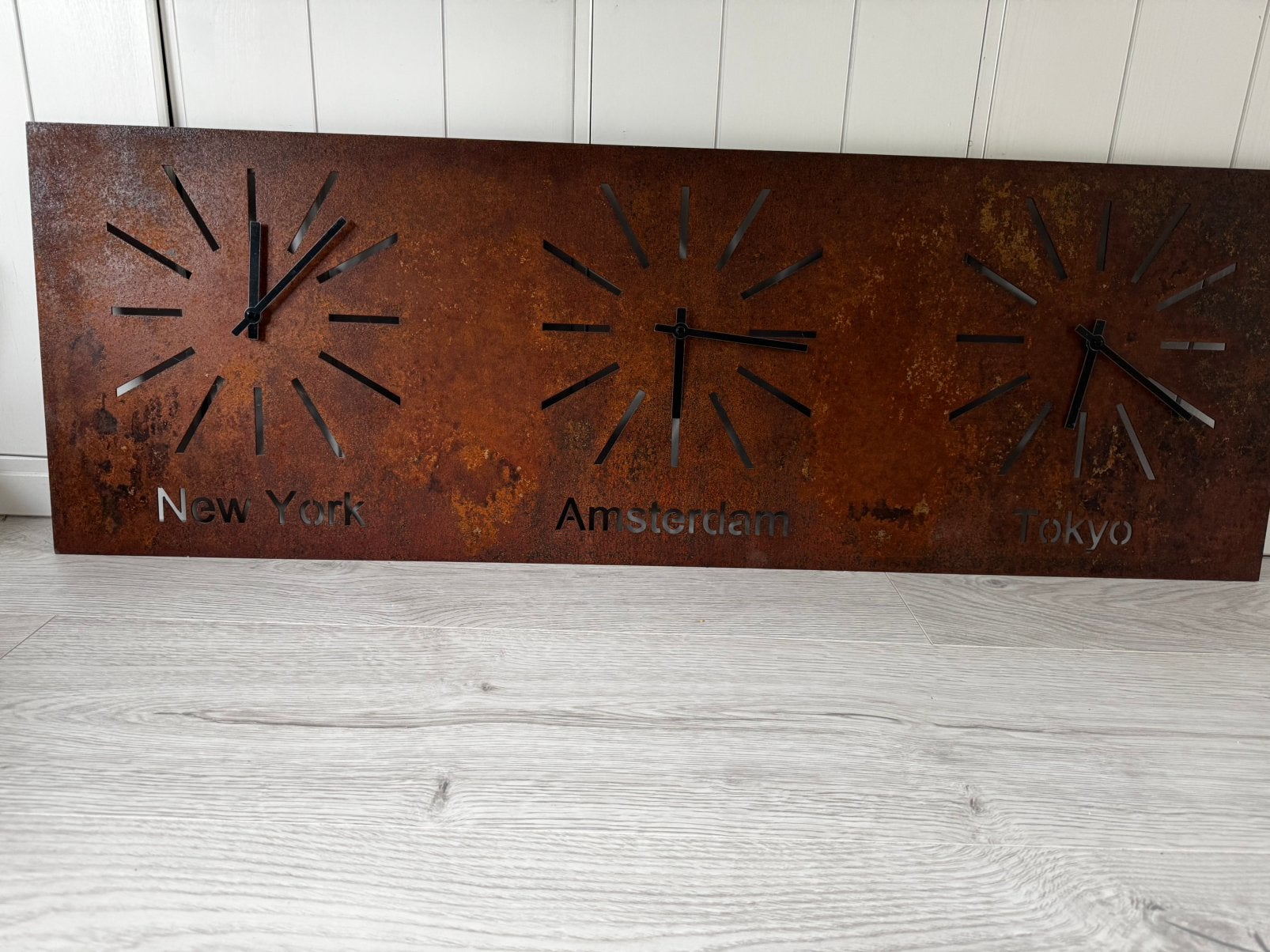 Mooi wandklok met 3 hoofdstad tijden, Huis en Inrichting, Woonaccessoires | Klokken, Ophalen, Wandklok, Analoog, Werkt op batterijen