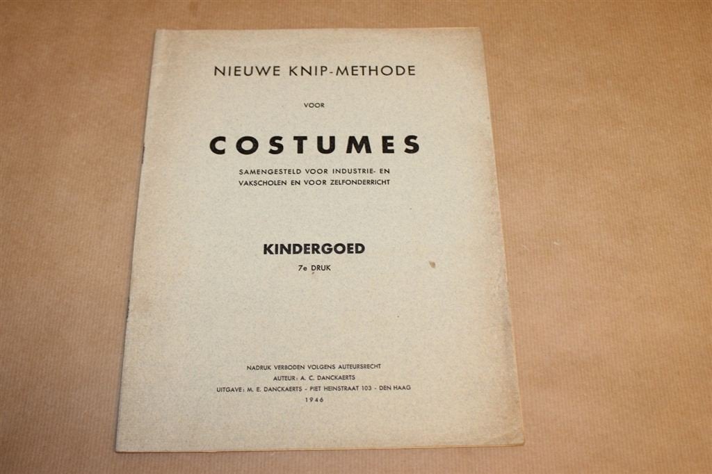 Nieuwe Knipmethode voor Costumes - Kindergoed - 1946 !!, Boeken, Ophalen of Verzenden, Zo goed als nieuw, Mode algemeen