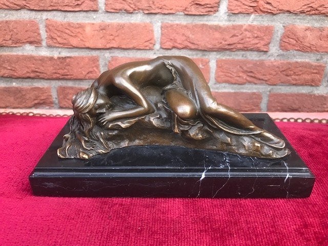 fraai bronzen beeld, rustende schoonheid, Ophalen of Verzenden, Brons