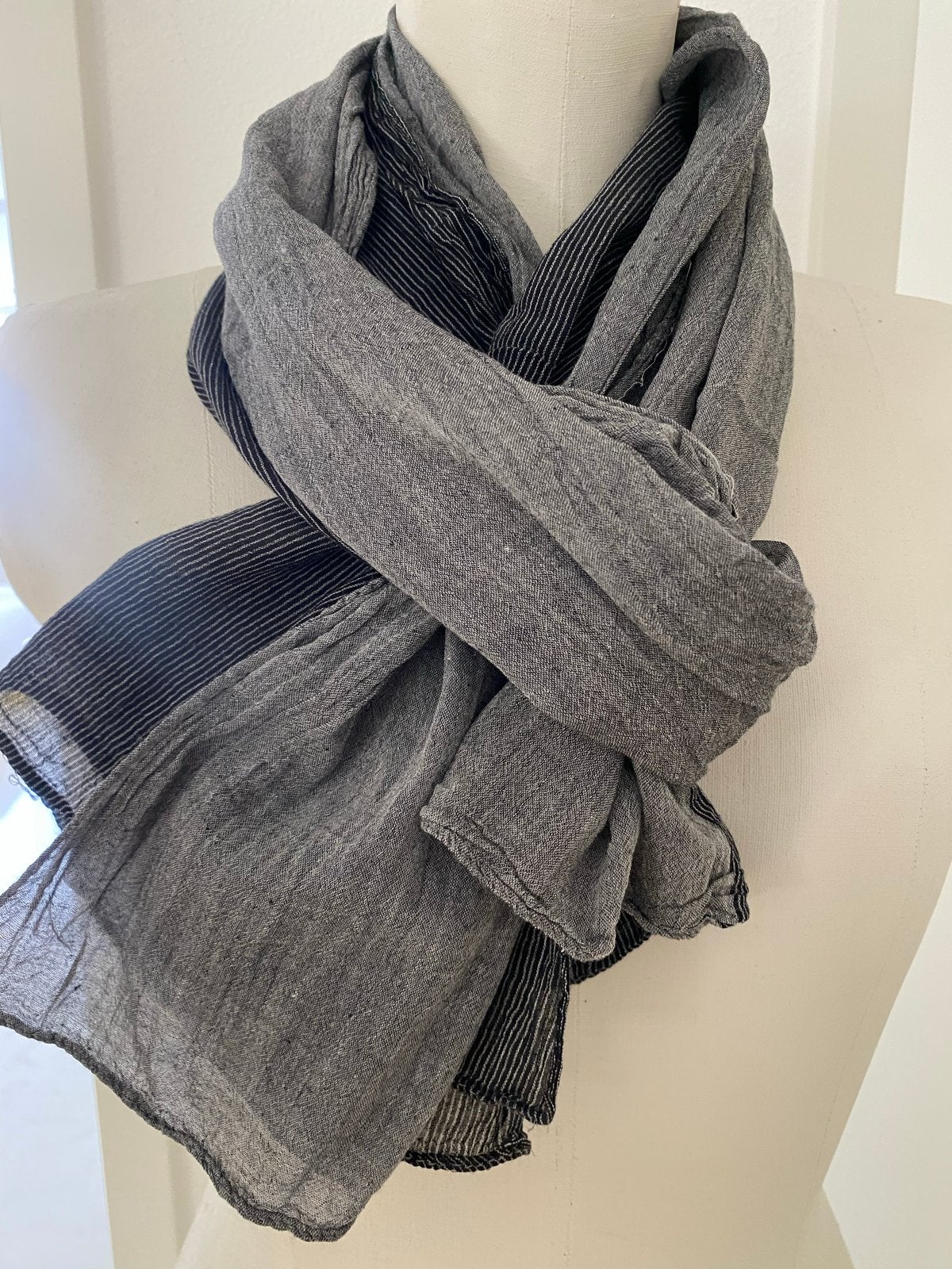 Stijlvolle Heren/Dames Sjaal - Grijs/Zwart Gestreept, Kleding | Dames, Mutsen, Sjaals en Handschoenen, Ophalen of Verzenden, Zo goed als nieuw