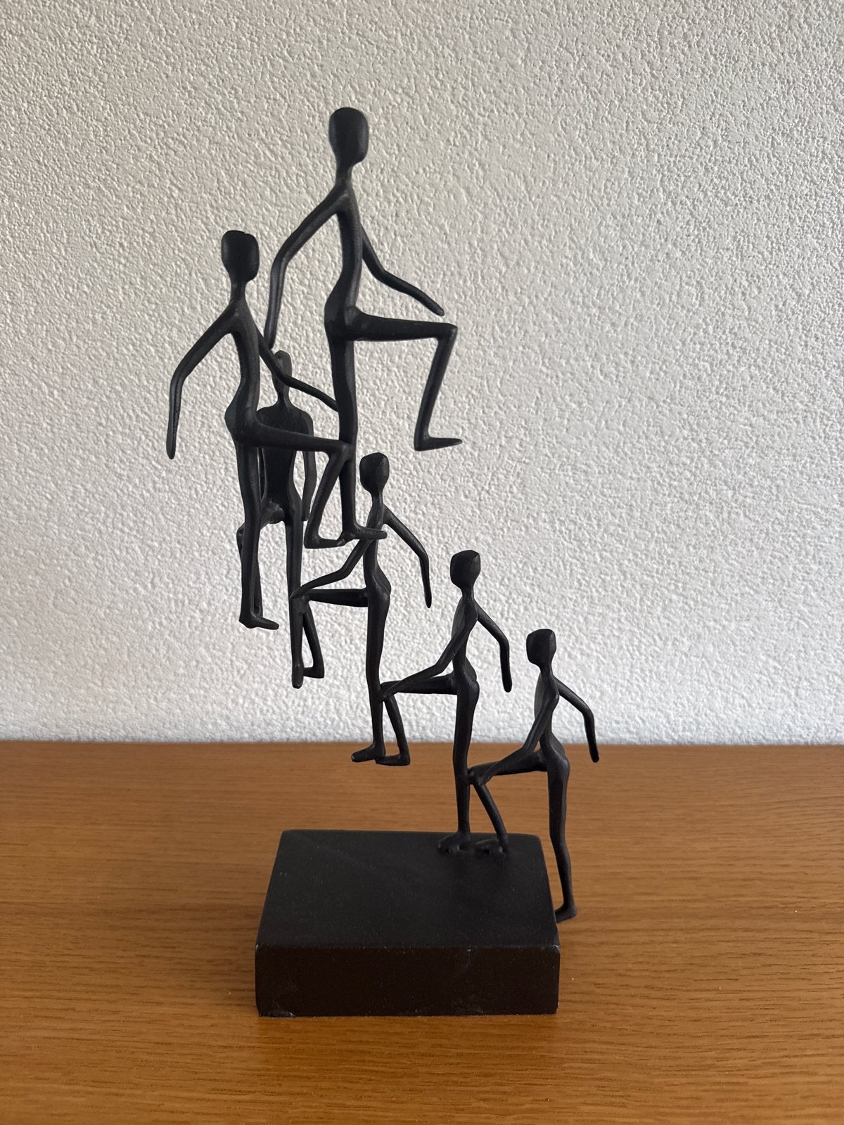 Abstracte metalen sculptuur: Menselijke piramide, Ophalen, Groep mensen, Op sokkel, Beeld