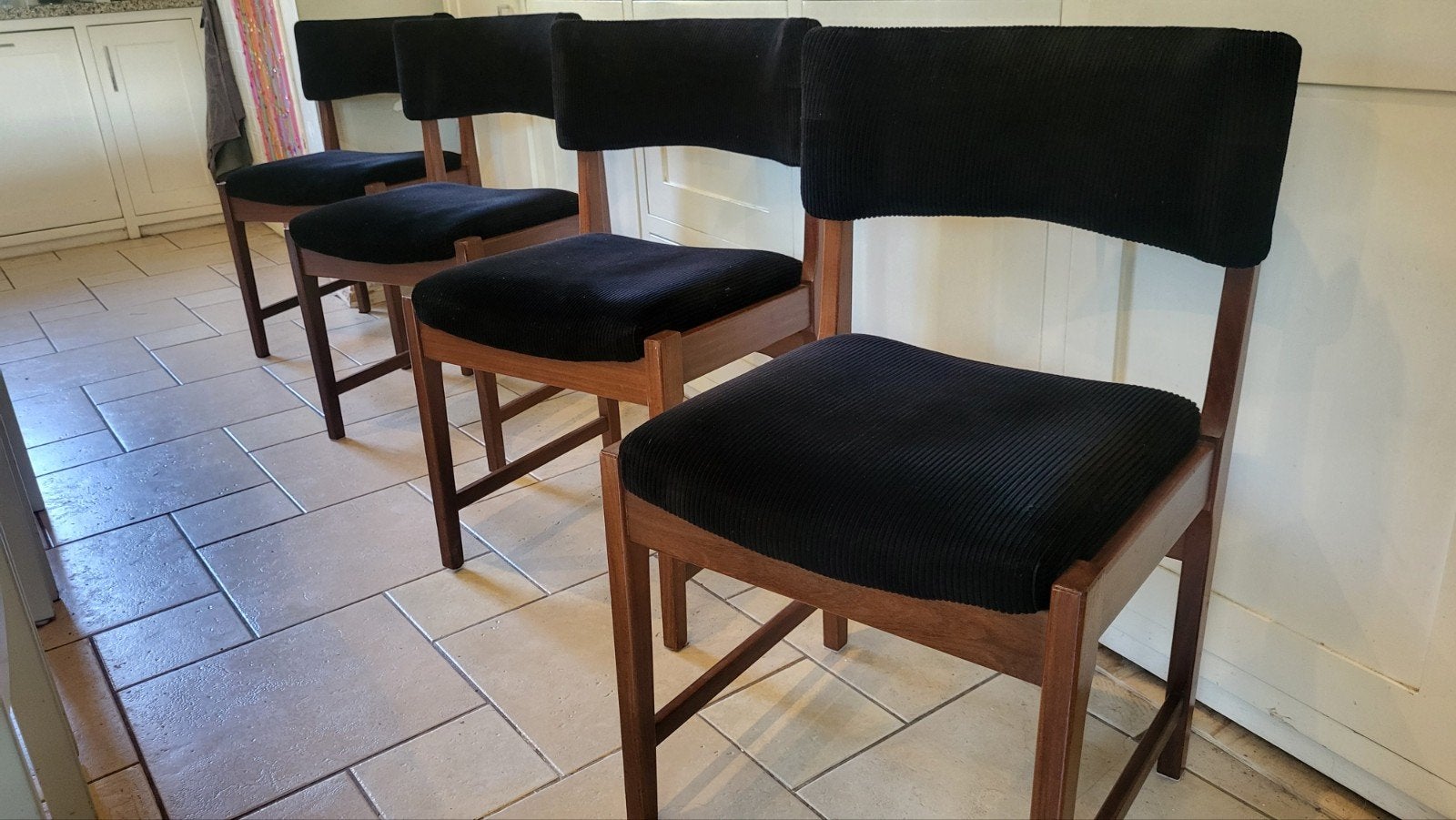 leuke vintqge teak danish design stoelen corduroy stof, Huis en Inrichting, Stoelen, Ophalen, Gebruikt, Vier, Hout