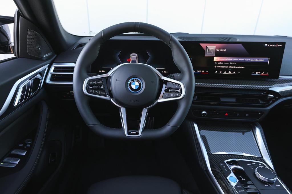 BMW i4 eDrive40 M Sport / Schuif-kanteldak / Adaptieve LED /, Achterwielaandrijving, Met garantie (alle), 2020 kg, Leder