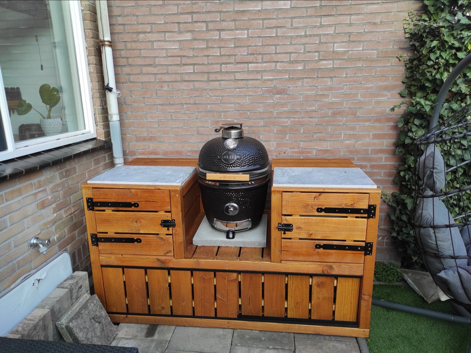 Yakiniku medium Kamado BBQ met buitenkeuken meubel, Tuin en Terras, Ophalen, Zo goed als nieuw
