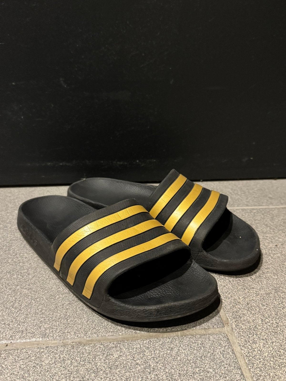 Adidas Adilette slippers zwart/goud - Maat 40/43, Ophalen of Verzenden, Gedragen, Zwart, Slippers