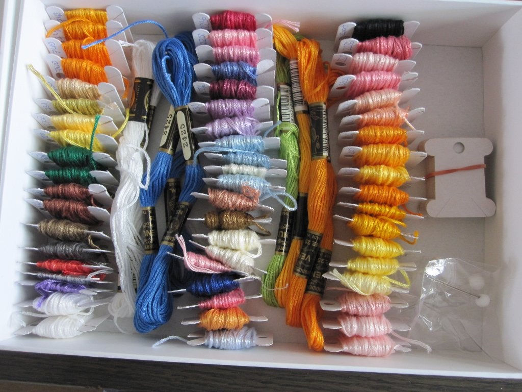 Doos met 59 Venus borduurgaren op bobbins+9 strengetjes., Ophalen of Verzenden, Zo goed als nieuw, Handborduren, Borduurgaren of Zijde