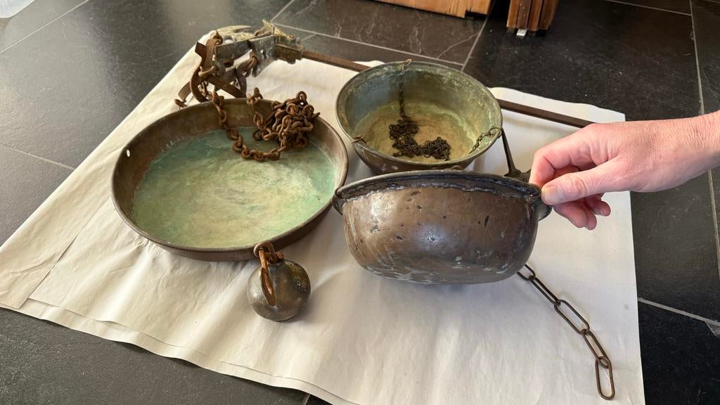 Antieke koperen weegschaal met schalen, Ophalen