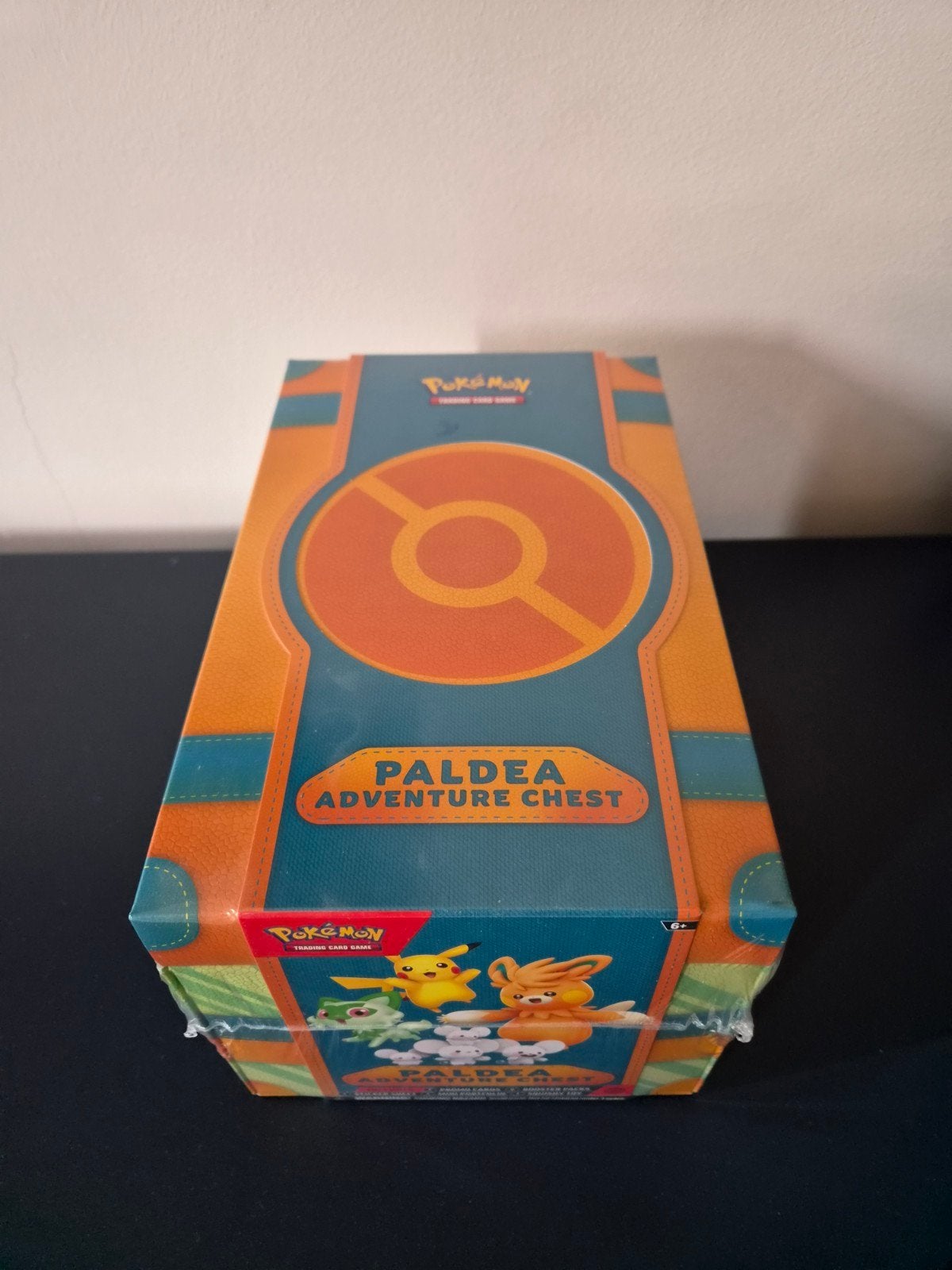 Pokémon Paldea Adventure Chest - Nieuw, Hobby en Vrije tijd, Ophalen of Verzenden, Nieuw, Overige typen, Foil