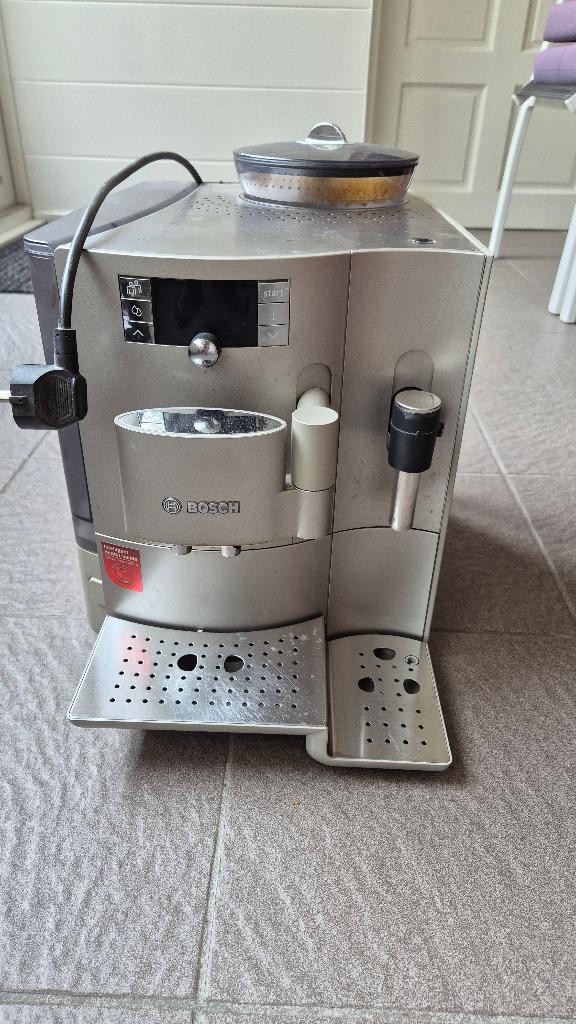 Bosch koffiemachine (TES70121RW) + ontkalk/reinig tabletten, Witgoed en Apparatuur, Koffiezetapparaten, Ophalen, Afneembaar waterreservoir