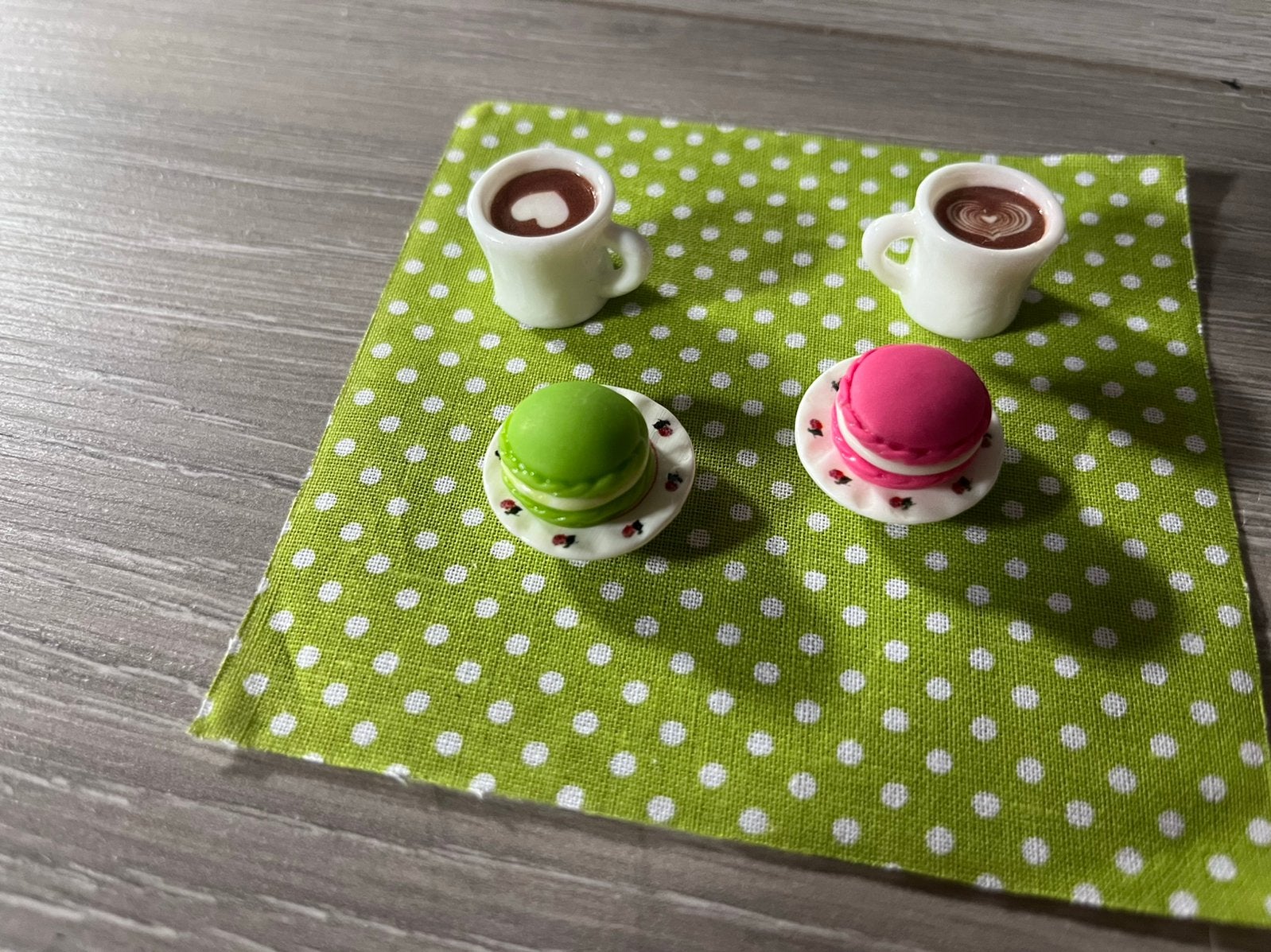 2 macaron 2 drank 2 bordjes kleedje incl verzenden, Ophalen, Nieuw, Poppenhuis