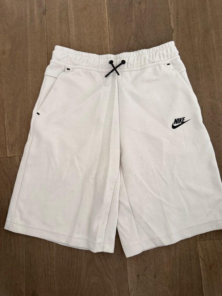 Nike Tech Fleece short beige maat 158-170 (XL), Broek, Jongen of Meisje, Nieuw, Ophalen of Verzenden