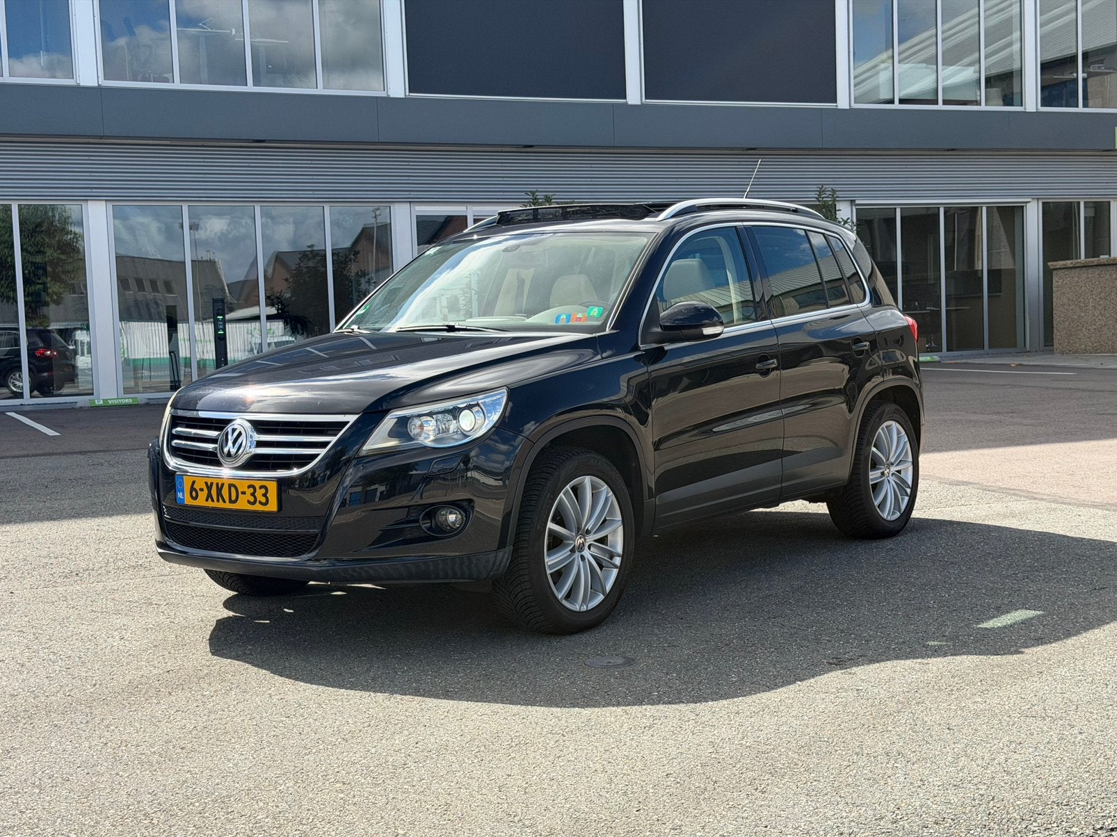 Volkswagen Tiguan 2.0 TSI auto pano trekh nieuwe banden/apk, Automaat, 4 cilinders, 1984 cc, Zwart