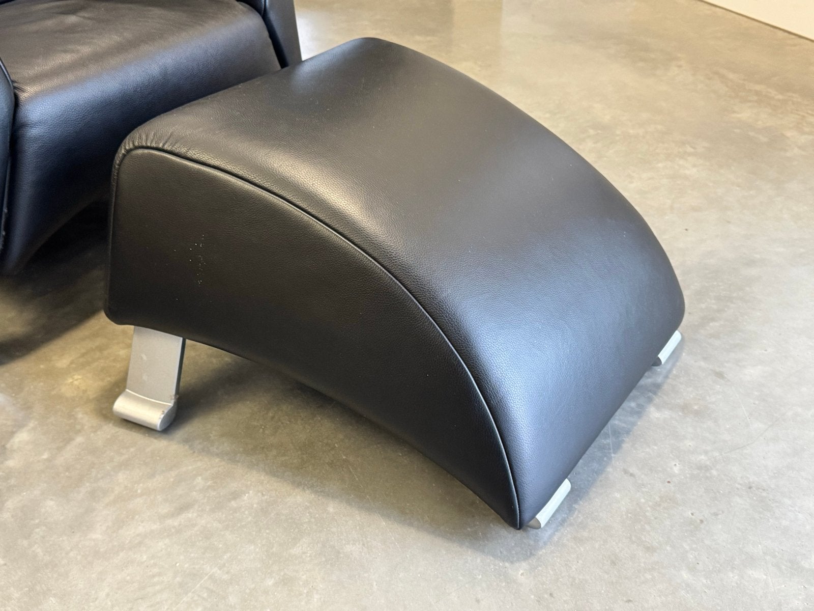 2 Rolf Benz 322 design fauteuils + hockers (Zwart leer), X, 100 tot 125 cm, Leer, Ophalen of Verzenden
