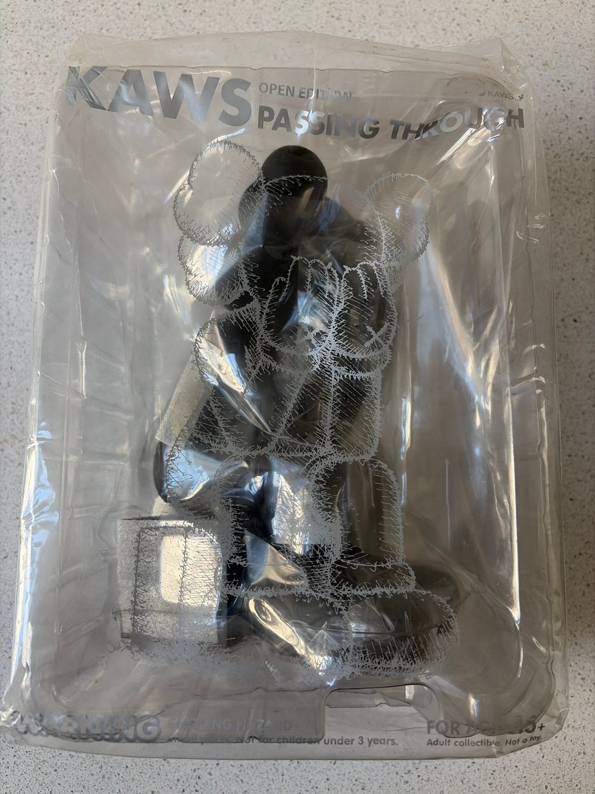 KAWS Open Edition Passing Through Zwart Figuur, Ophalen of Verzenden, Nieuw