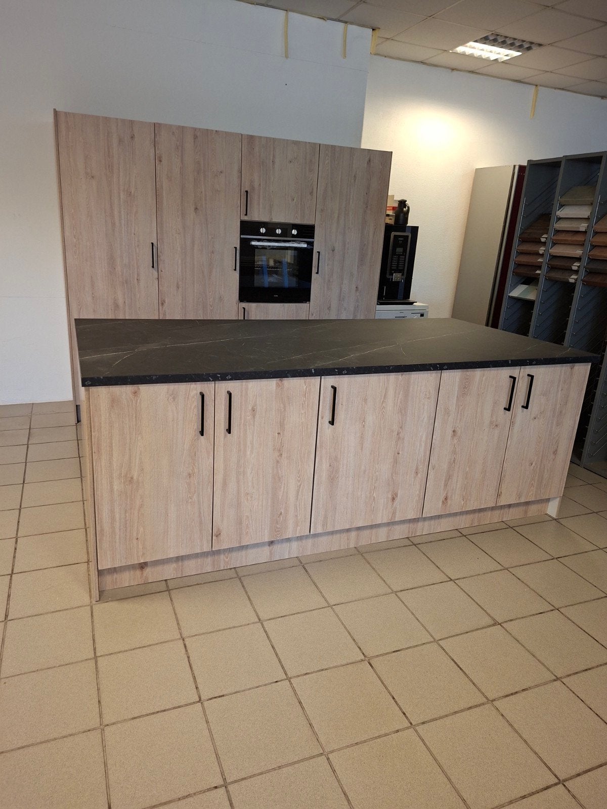 Moderne keuken met kookeiland en inbouwapparatuur, Bruin, Overige typen, Ophalen of Verzenden, Zo goed als nieuw