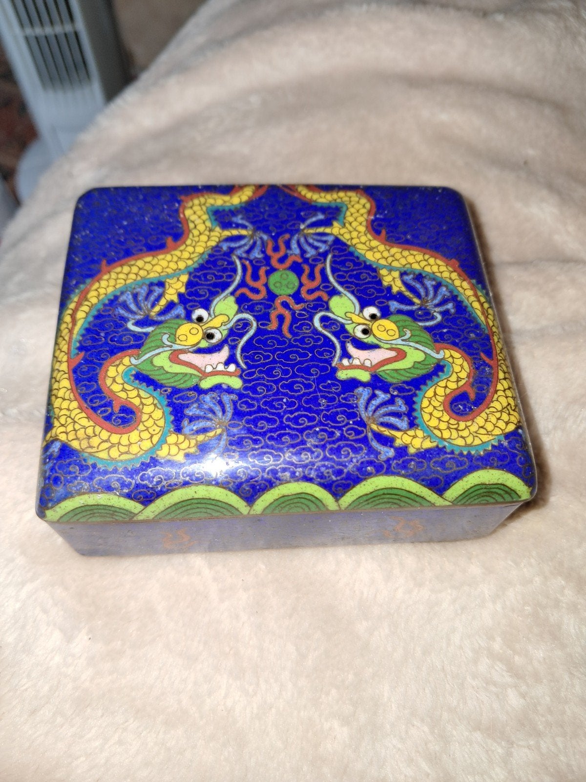 Chinees cloisonné doosje op bolpootjes met drakendecoratie, Ophalen of Verzenden