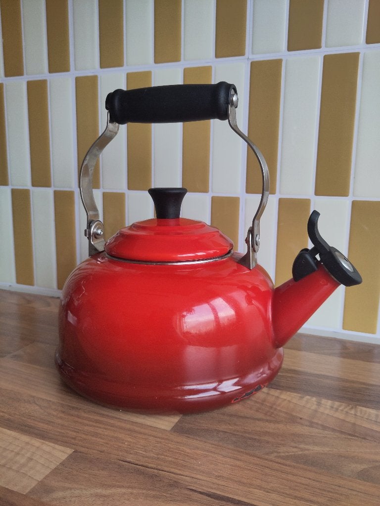 Le Creuset Fluitketel Kersenrood 1.6L, Gebruikt, Ophalen of Verzenden, Rood, Le Creuset