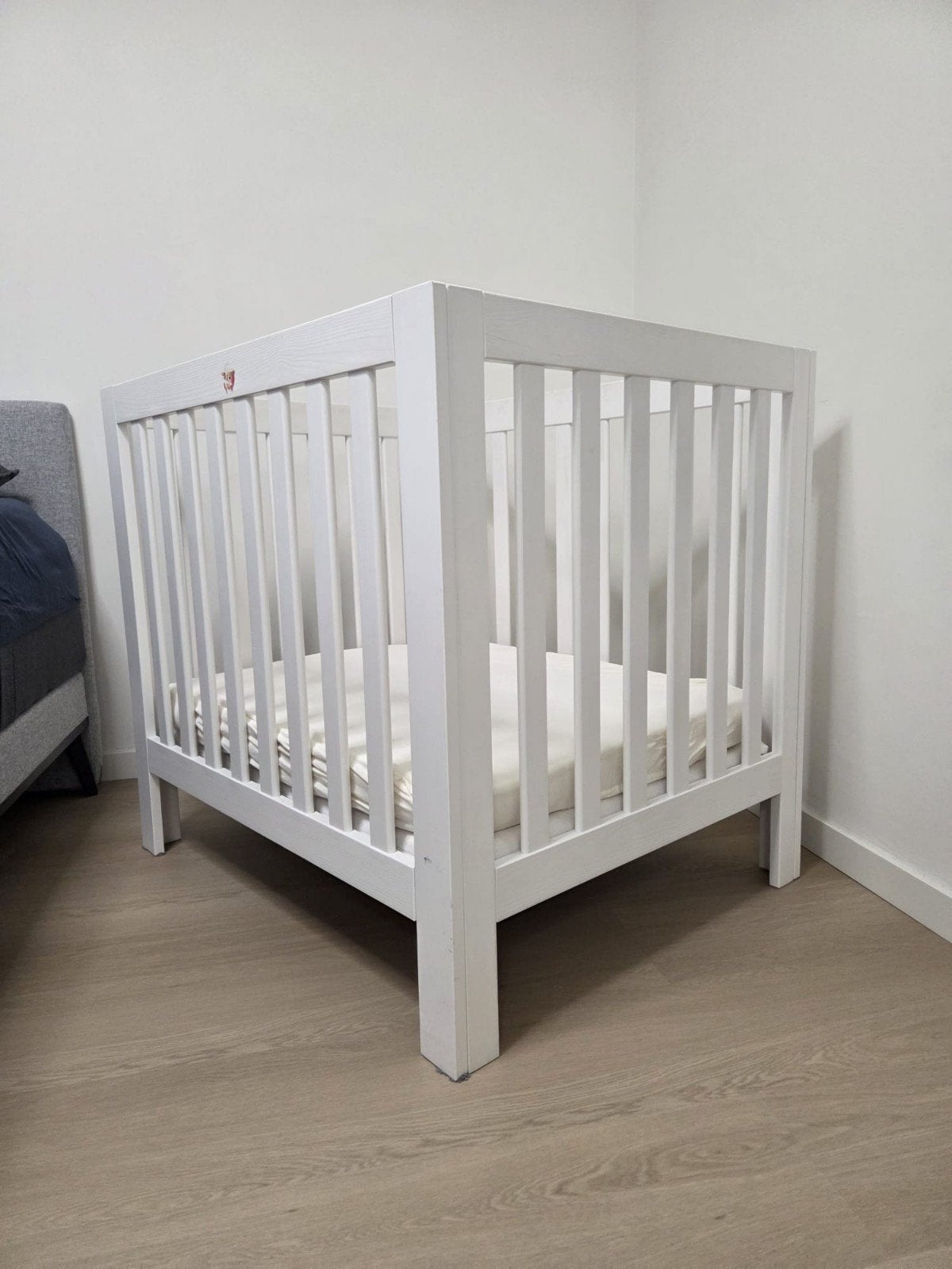 Wit houten babybox met matras, Kinderen en Baby's, Babywiegjes en Ledikanten, Ophalen, Gebruikt, Ledikant