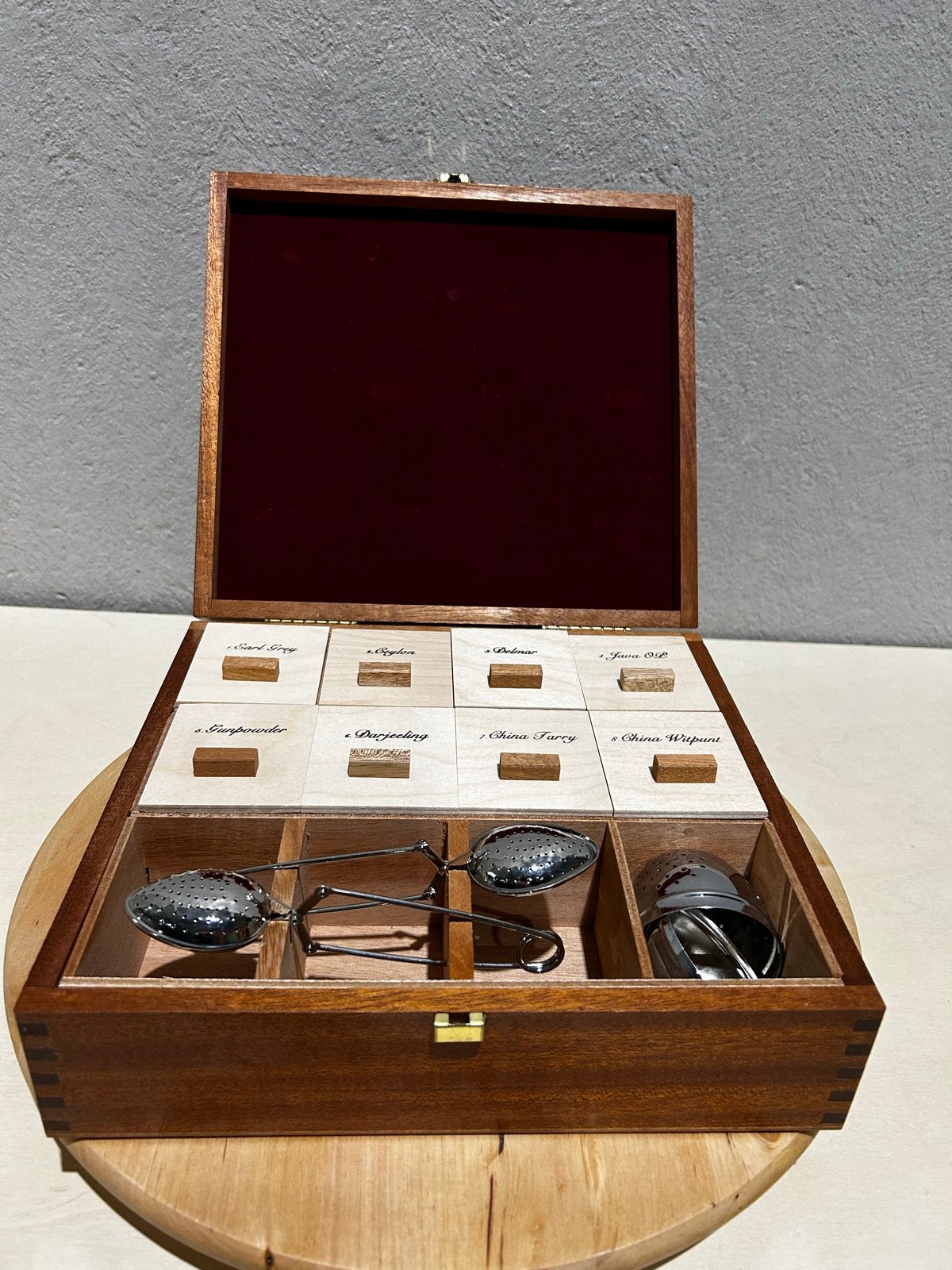 Luxe houten theedoos met 8 vakken en theezeefjes, Hout, Ophalen of Verzenden, Zo goed als nieuw, Theedoos