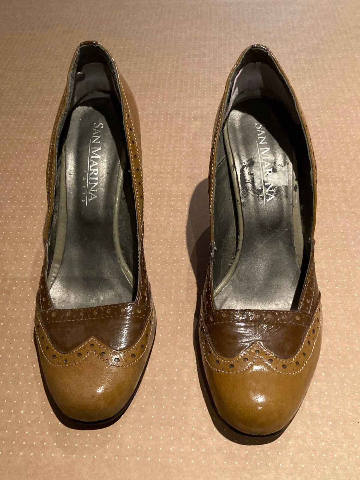 San Marina Pumps - Bruin/Beige met Brogue Details, Kleding | Dames, Schoenen, Ophalen of Verzenden, Gedragen, Bruin, Pumps