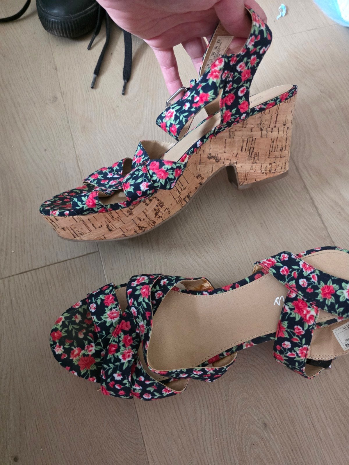 Dames schoenen maat 40 met bloemenprint, Kleding | Dames, Ophalen, Zo goed als nieuw, Zwart, Sandalen of Muiltjes