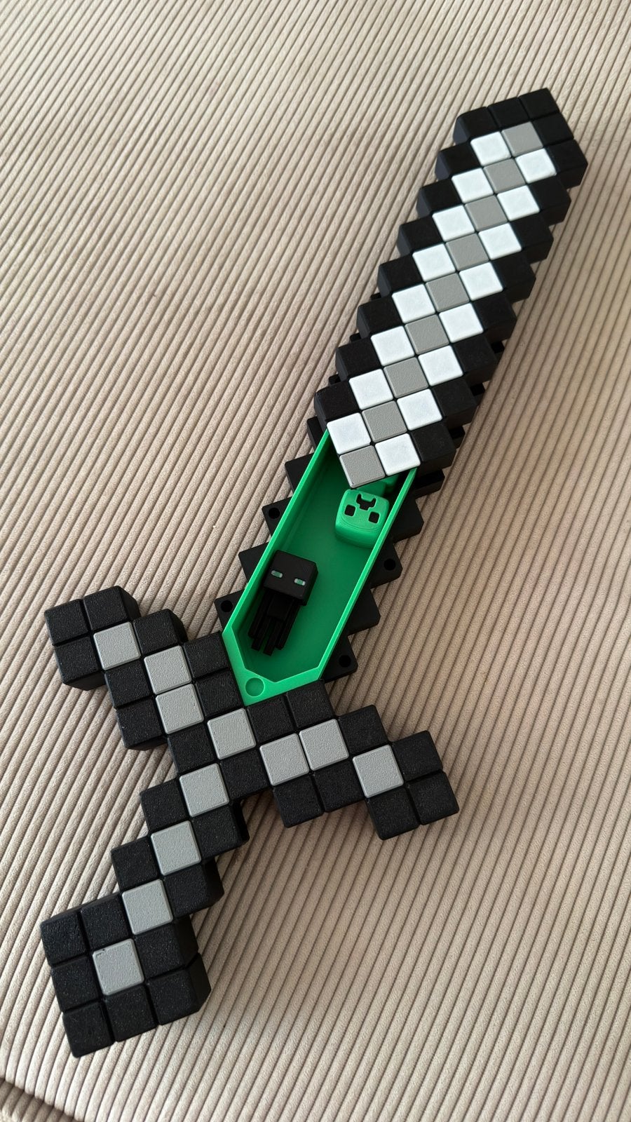 Minecraft Pixel Sword Secret Storage Box w 2 figures, Ophalen of Verzenden, Nieuw