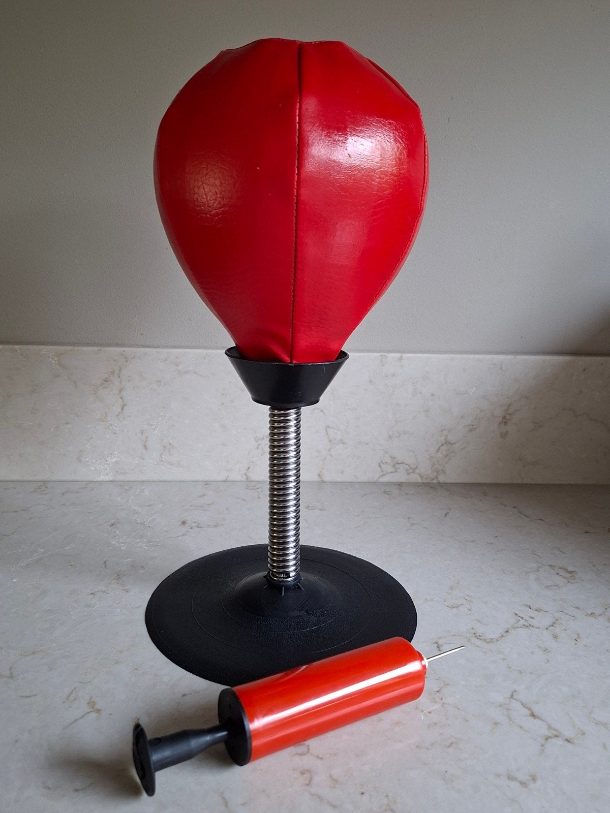 Rode boksbal met zuignap, H 35 cm, Sport en Fitness, Ophalen of Verzenden, Zo goed als nieuw, Boksbal