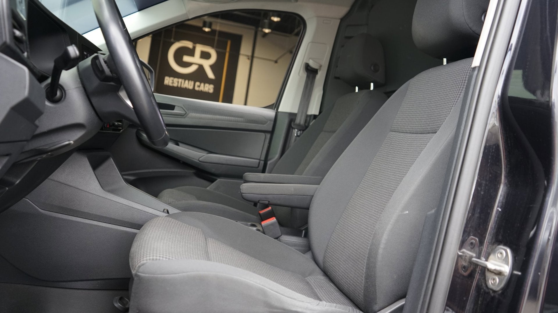 Volkswagen Caddy 1.5 eTSI MAXTON DESIGN AUTOMAAT|BENZINE|CAM, Stof, Zwart, Bedrijf, 2 stoelen