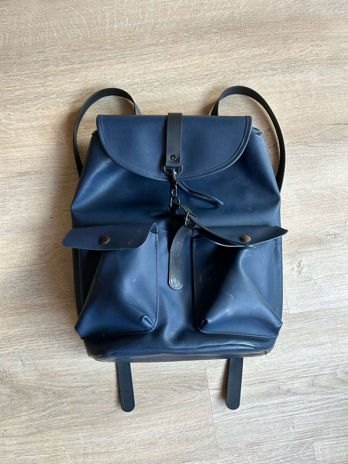 Rains rugzak donkerblauw, Sieraden, Tassen en Uiterlijk, Tassen | Rugtassen, Overige merken, Gebruikt, 25 tot 40 cm, Ophalen of Verzenden