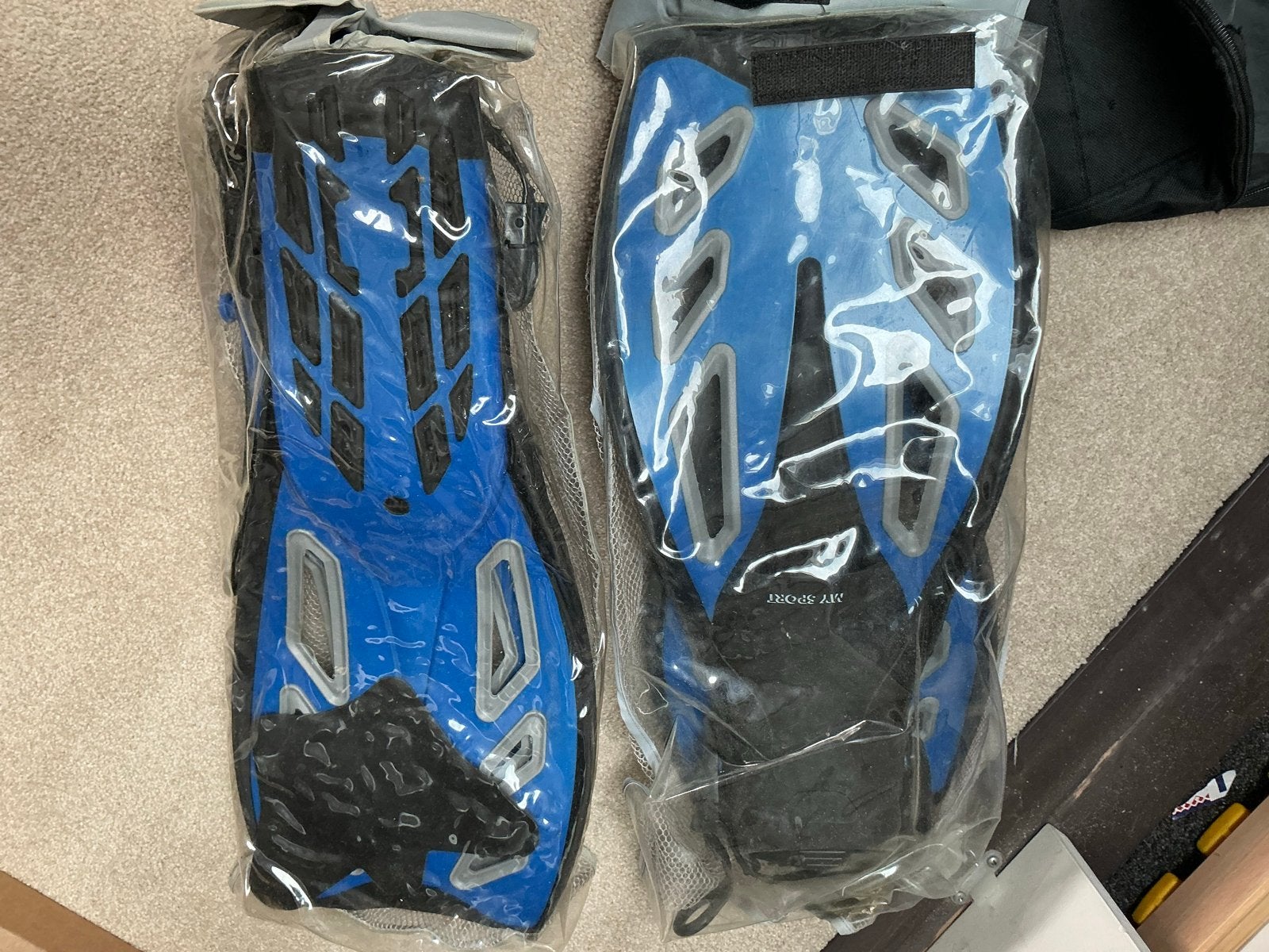 Twee sets flippers en snorkel in hoes, Ophalen, Gebruikt