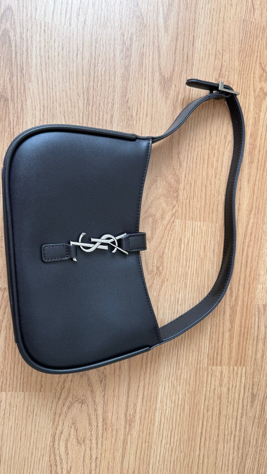 Stijlvolle Zwarte Schoudertas met Zilveren YSL Logo, Ophalen of Verzenden, Zo goed als nieuw, Zwart, Schoudertasje