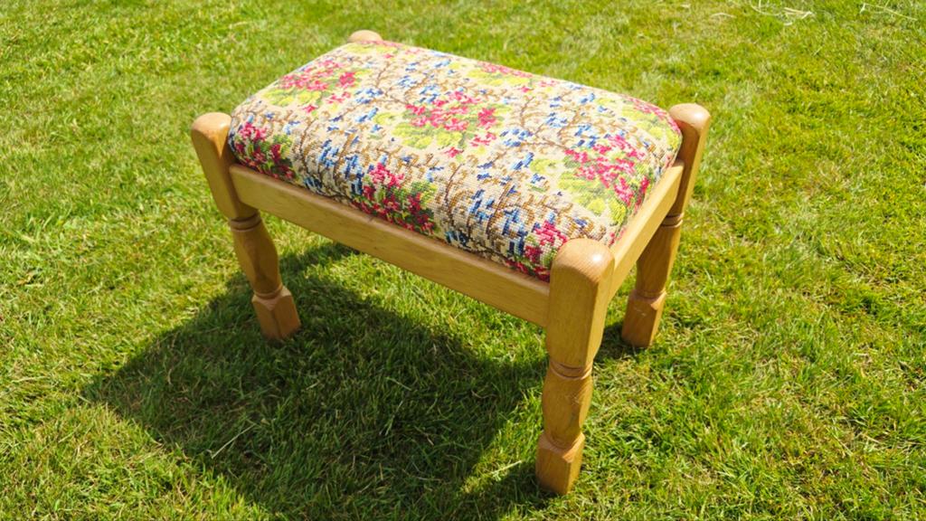 Vintage houten voetenbankje met bloemenprint (Gobelin stof), Minder dan 50 cm, Gebruikt, Ophalen of Verzenden, Rechthoekig
