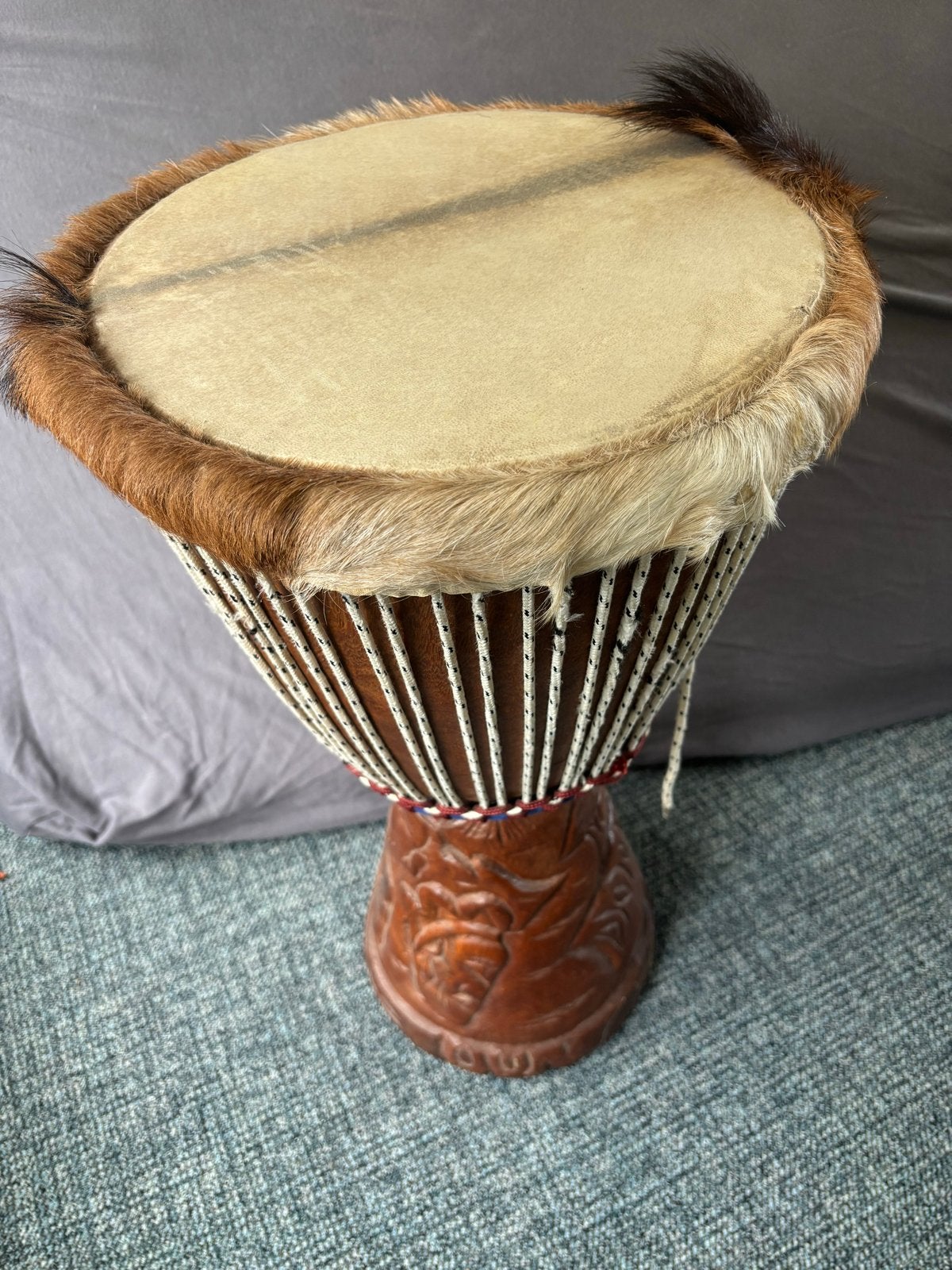 Mooie handgesneden djembé met geitenvel, 61 cm hoog, Ophalen, Gebruikt, Trommel