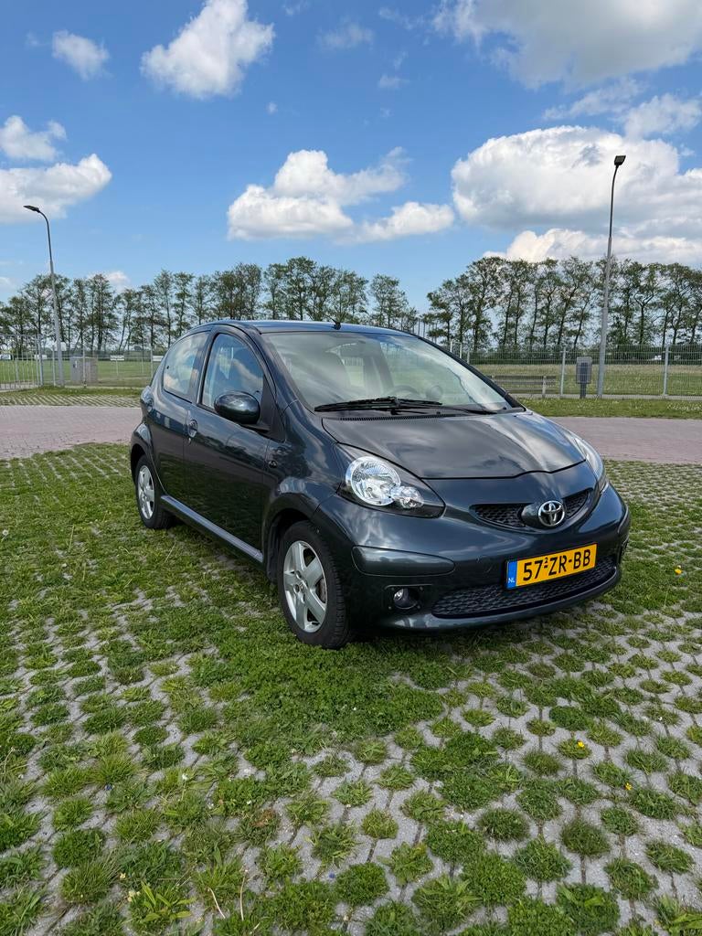 Toyota Aygo 1.0 12V Vvt-i 5DRS 2008 Grijs, Auto's, Toyota, Voorwielaandrijving, 4 stoelen, 68 pk, Origineel Nederlands
