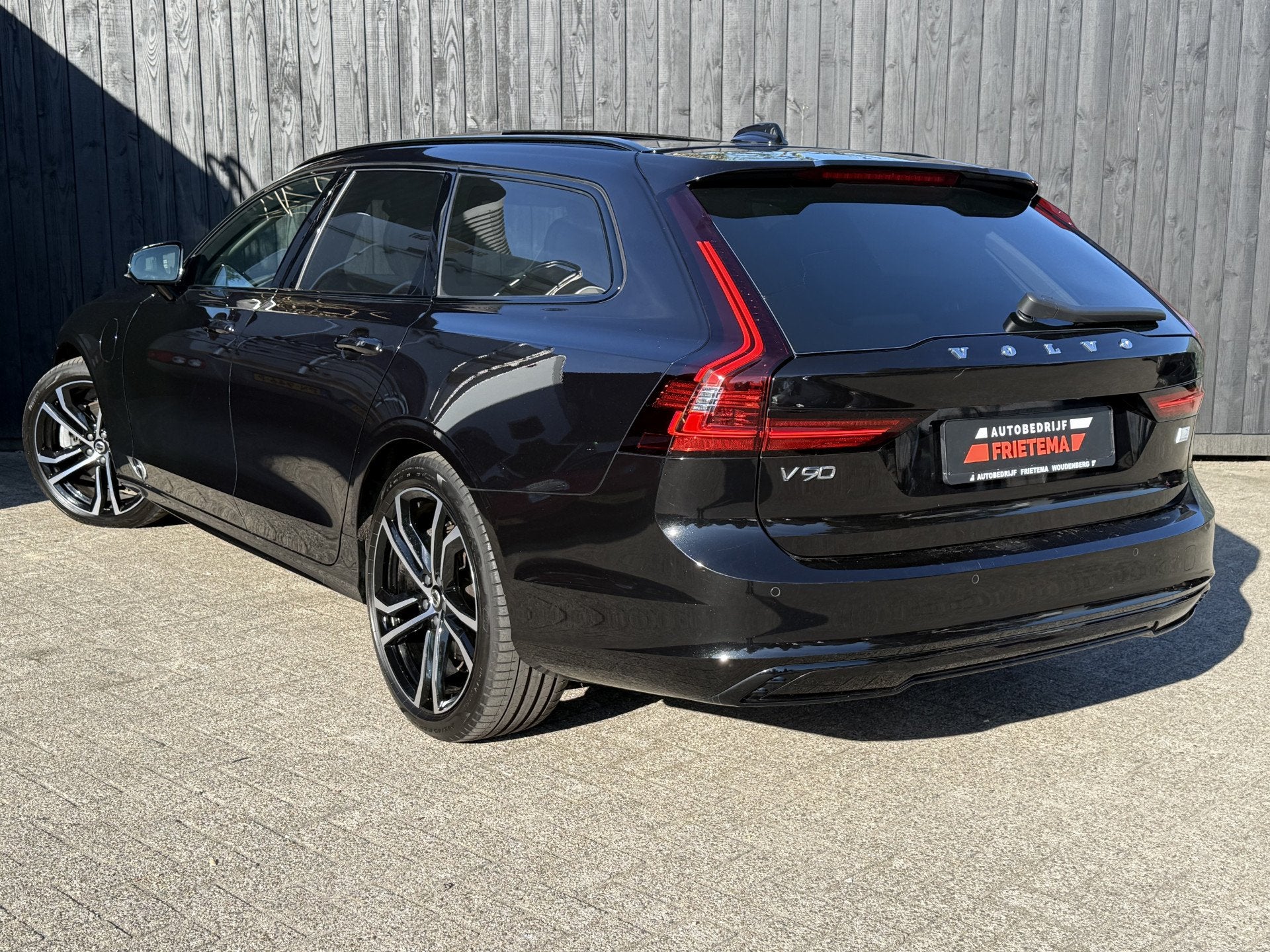 Volvo V90 2.0 T6 Plug-in hybrid AWD Plus Dark (bj 2022), Auto's, Automaat, 12 maanden, Zwart, 4 cilinders
