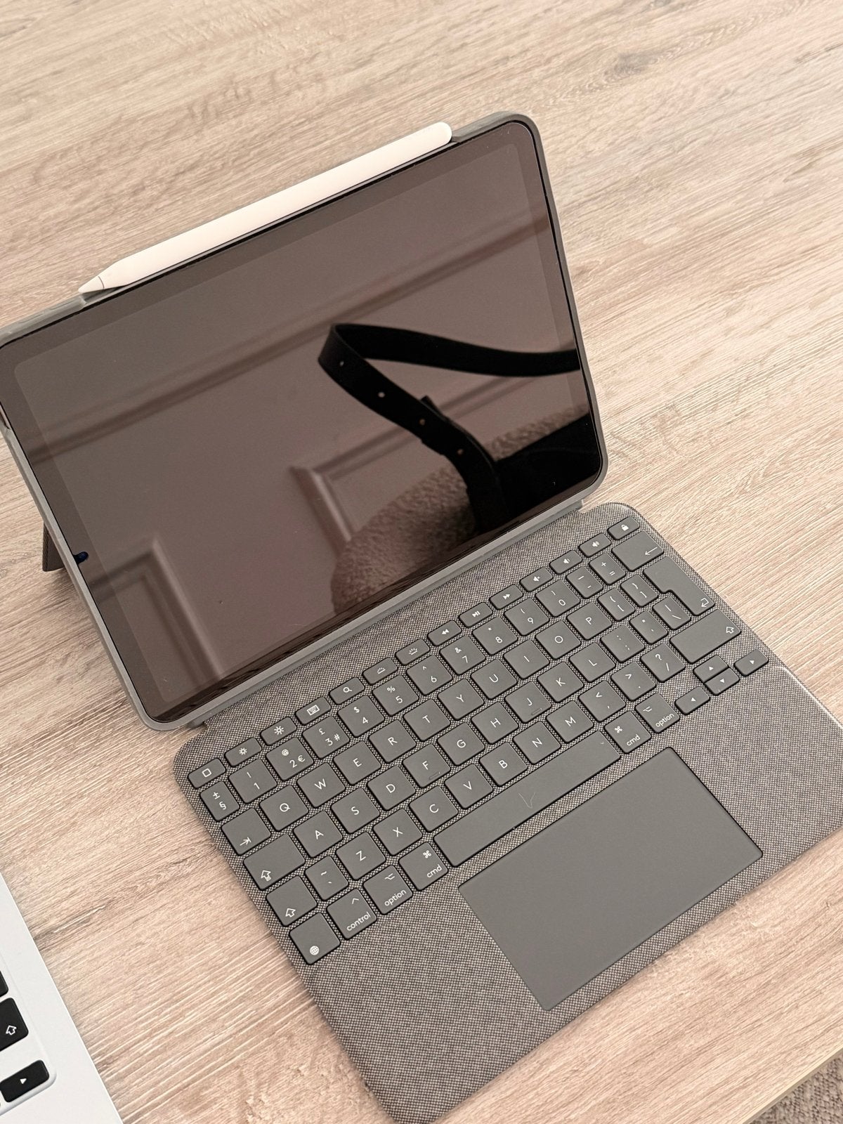 Apple iPad Air 64GB Wi-Fi + Cellulair + Apple pen & hoesje, Computers en Software, Overige kleuren, Apple iPad Air, Zo goed als nieuw