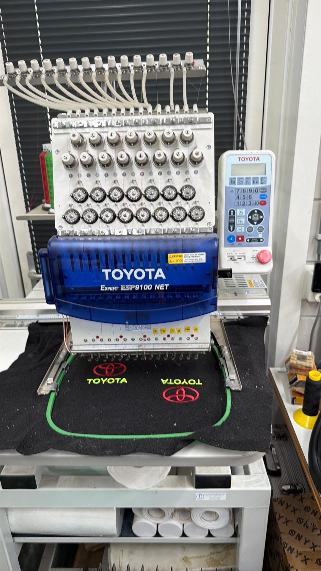 Te koop 15 naald Toyota borduur machine met pc, Ophalen, Zo goed als nieuw, Borduurgaren of Zijde