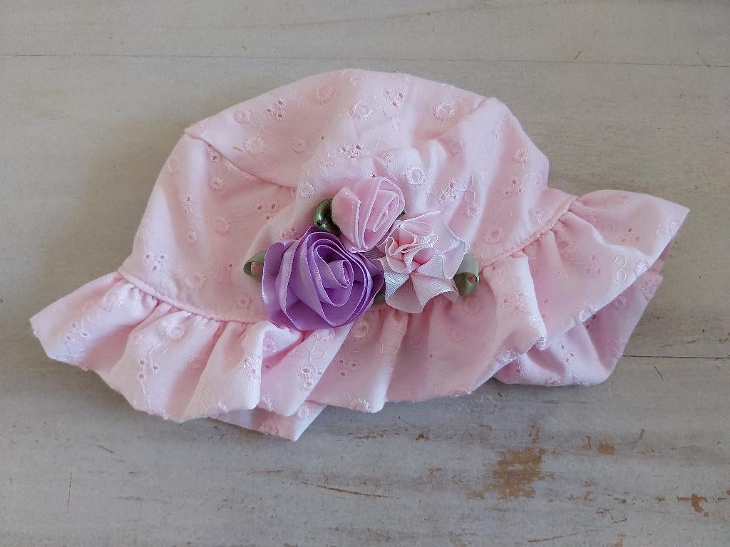 Babyhoedje met bloemen maat S roze (42-43 CM) NIEUW, Ophalen of Verzenden, Nieuw, Meisje, Hoed