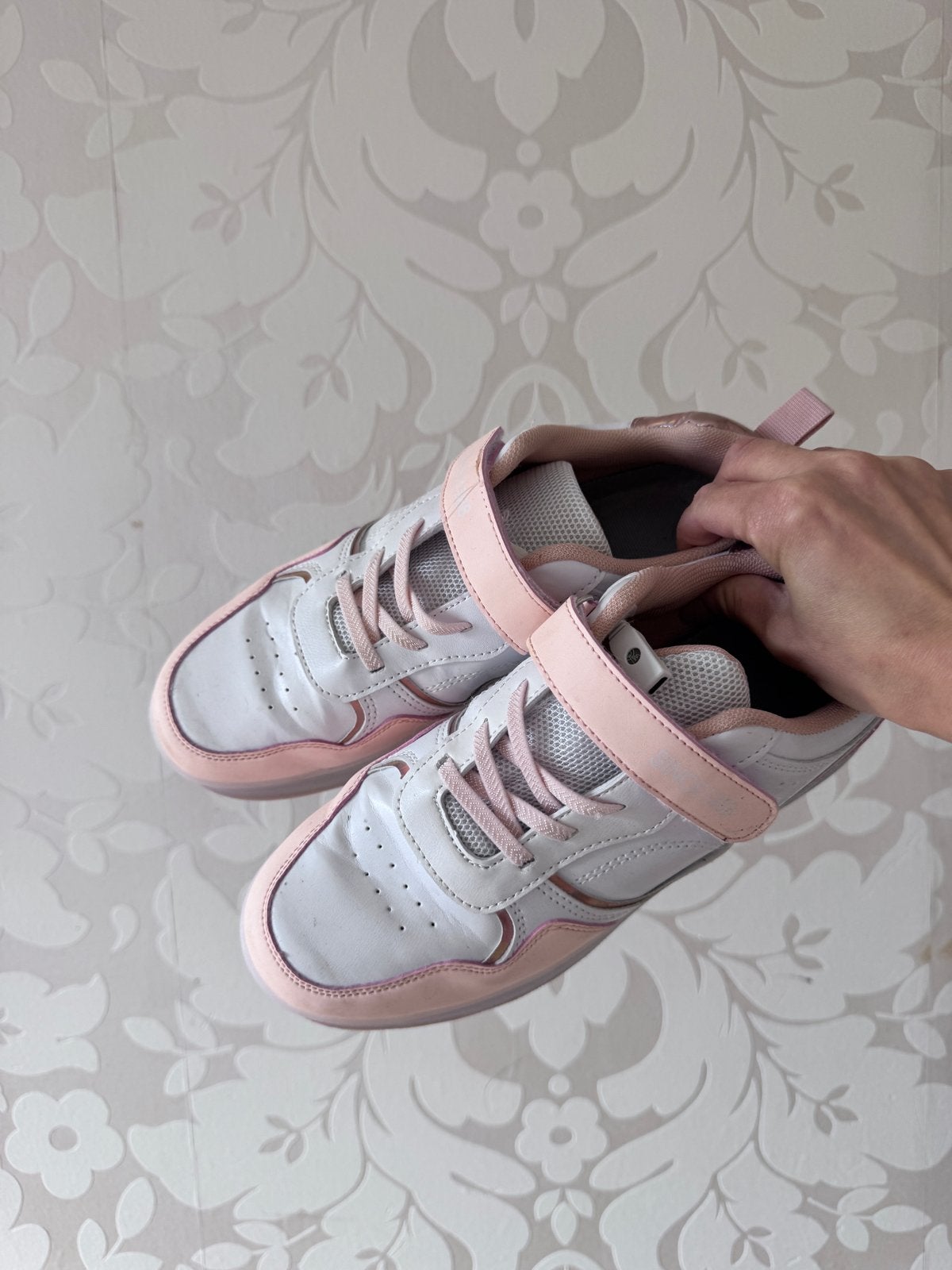 Roze/witte rolschoenen met LED-verlichting, maat 39, Kinderen en Baby's, Ophalen, Gebruikt, Kinderen