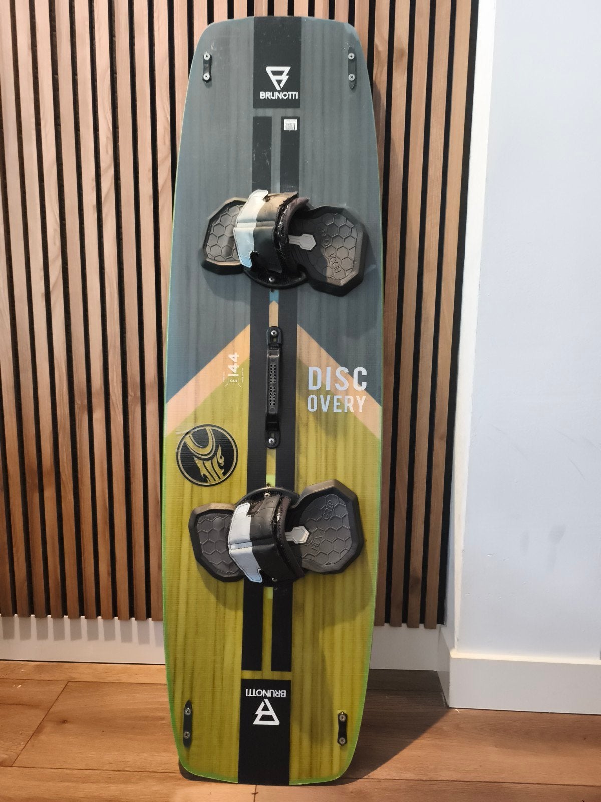 Brunotti Discovery Twintip Kitesurfboard 144cm, Watersport en Boten, Kitesurfen, Twintip, Ophalen