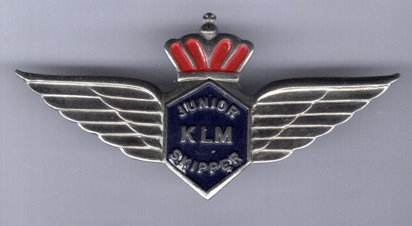Junior KLM Skipper zilverkleurig broche ( J_068), Verzenden, Nieuw, Transport, Speldje of Pin