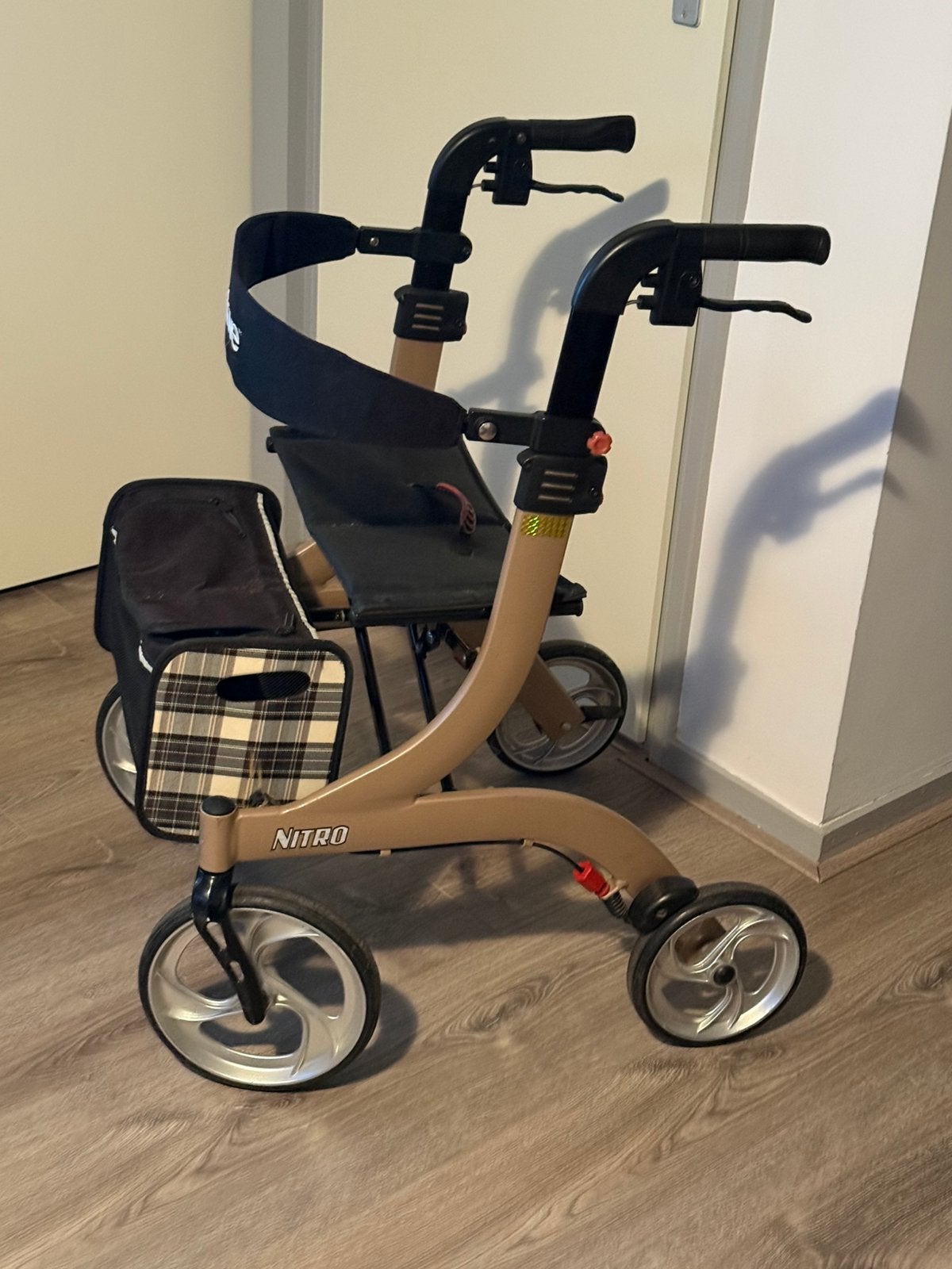 Nitro s rollator met bagage tas, Diversen, Ophalen, Zo goed als nieuw