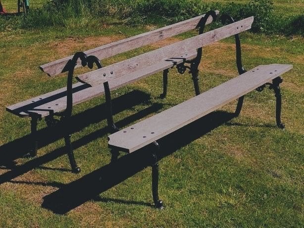Twee antieke tuin / park banken met paardenhoofden, Ophalen