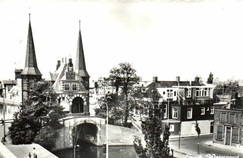 Sneek, Waterpoort - kinderwagen volk - gelopen, Ophalen of Verzenden, 1960 tot 1980, Gelopen, Friesland