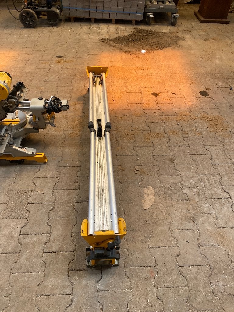 de walt DWS727-qs met onderzet, Doe-het-zelf en Verbouw, Gereedschap | Zaagmachines, Gebruikt, DeWalt, 70 mm of meer, Ophalen of Verzenden