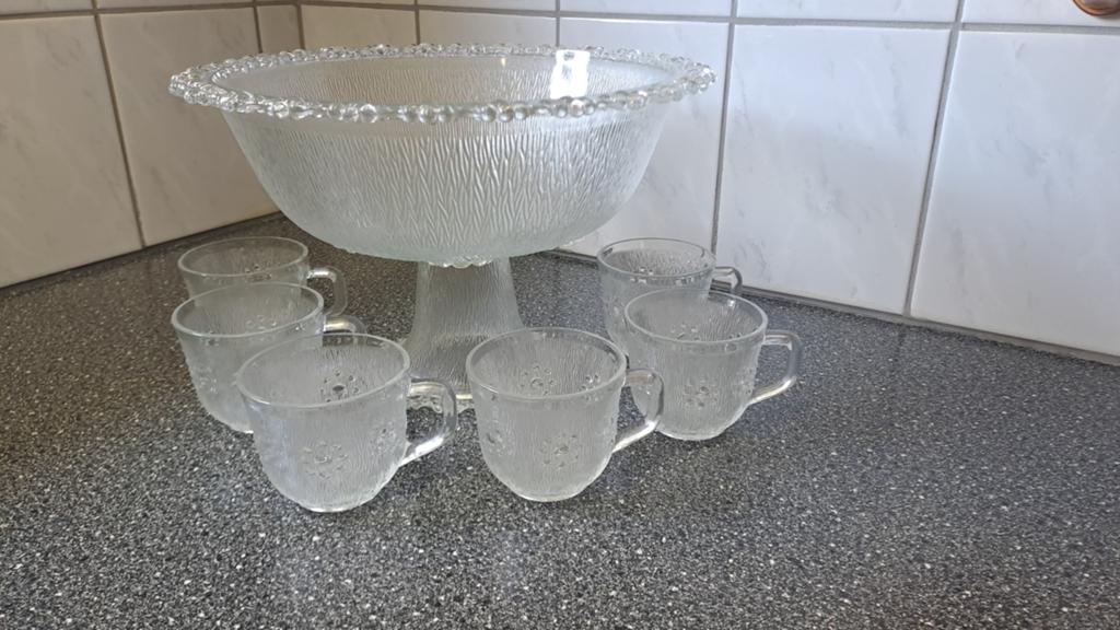 Grote glazen bowlset met 6 bijbehorende kopjes., Huis en Inrichting, Keuken | Servies, Overige typen, Ophalen of Verzenden, N.v.t