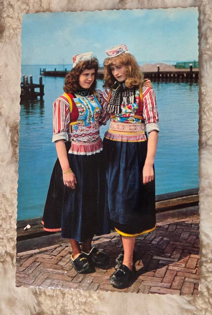 Twee vrouwen in Marker klederdracht, Verzenden, Ongelopen, Klederdracht